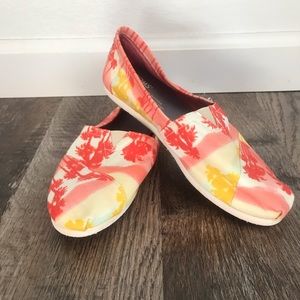 Women’s Sz 6.5 TOMS beach slip on canvas shoes